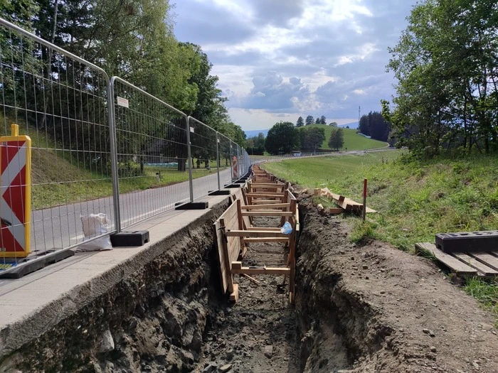 Hier wurde eine Straße bereits für die Ableitung aufgerissen 