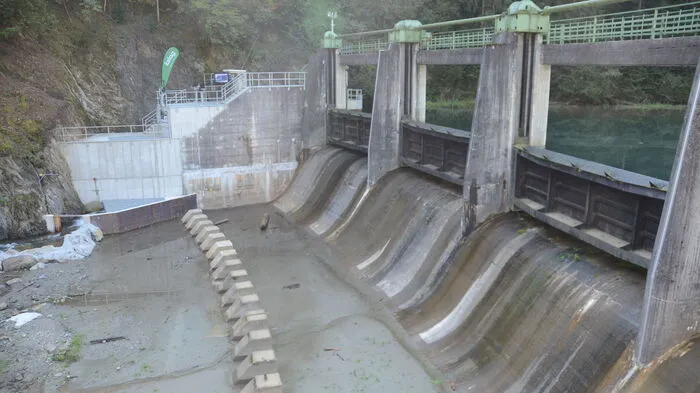 An der Wehr des Kraftwerkes Gößnitz im mittleren Mölltal wurde der neue Fisch-Lift (im Hintergrund) errichtet.