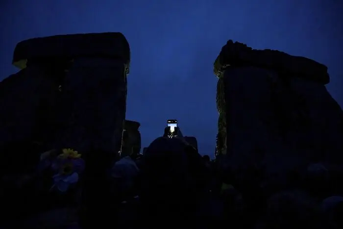 Den Sonnenaufgang, der den kürzesten Tag des Jahres einleitete, begingen die Besucher mit Musik, Tanz und Gesängen, wie auf Videos der britischen Nachrichtenagentur PA zu sehen war. Teilnehmer beschrieben die Atmosphäre als „voller Energie