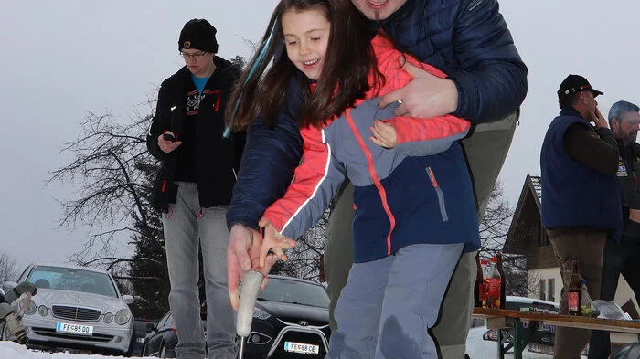 Beim 26. Kehrausschießen beim Gasthof Steinwender versuchte auch die fünfjährige Nina Christin Wurzer mit ihrem Papa Martin Klobucar die ersten Versuche mit dem Stock am Eis.