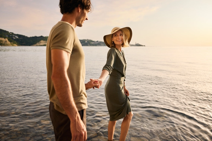 Gemütlich im Sonnenuntergang am Meer entlang spazieren 