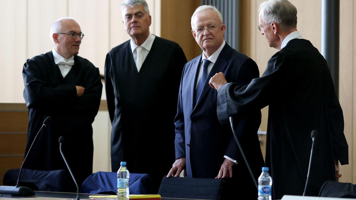 Ex-VW-Biss Martin Winterkorn (2. von rechts) beim Prozessauftakt in Braunschweig 