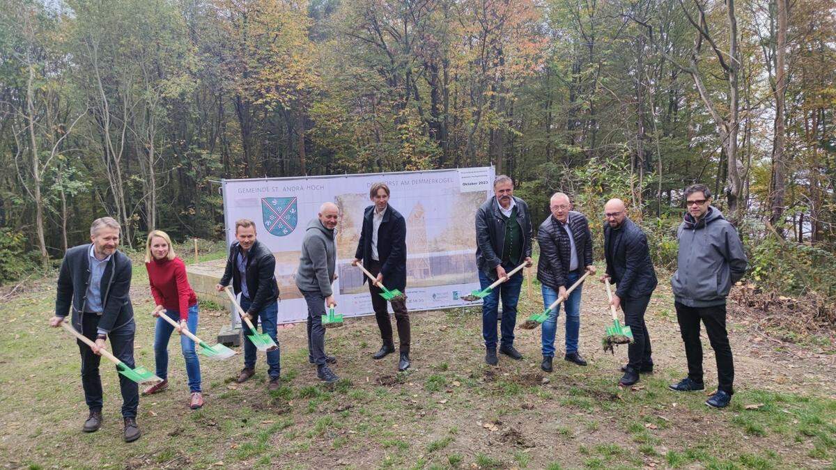 Bürgermeister Rudolf Stiendl (4. v. r.) beim offiziellen Spatenstich der neuen Warte am Demmerkogel in St. Andrä-Höch