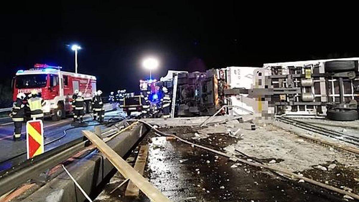 Der Lkw und der Anhänger wurden schwer beschädigt