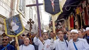 Bilder des Tages Koptisch-orthodoxe Christen aus Aegypten tragen am 06.04.2018 bei der orthodoxen Karfreitagsprozession auf der Via Dolorosa in der Altstadt von Jerusalem Holzkreuze. Millionen orthodoxe Christen feiern an diesem Wochenende das Osterfest. In der Regel begehen die orthodoxen Glaeubigen die Auferstehung Jesu Christi mit Abstand zu den westlichen Kirchen, in diesem Jahr am 8. April. Grund sind unterschiedliche Kalender. Seit Jahrzehnten gibt es Plaene der Weltkirchen, dies zu aendern. Orthodoxie, Katholizismus und Protestantismus - die drei grossen Konfessionsfamilien - wollen wenigstens in diesem Punkt Einigkeit untereinander erreichen. Alle Anstrengungen blieben allerdings bisher ohne Erfolg. Das naechste gemeinsame Datum fuer das Osterfest ist nach 2017 das Jahr 2025. Orthodoxe Karfreitagsprozession in Jerusalem *** Coptic Orthodox Christi Copyright: epd-bild/DebbiexHill  