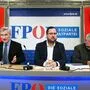 Die FPÖ-Experten Andreas (R.) Mölzer und Christian Hafenecker sowie Historiker Thomas Grischany (L.)  bei der Präsentation des Berichts