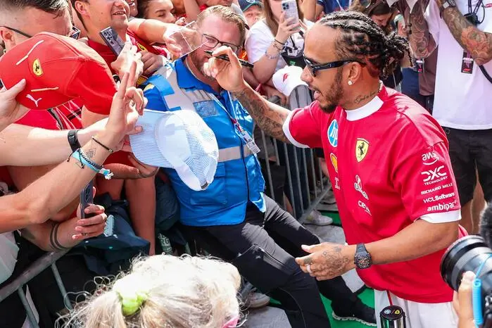 Für eine große Überraschung sorgte dann Ferrari-Superstar Lewis Hamilton. Der siebenfache Weltmeister hielt sich lange Zeit in der Box der Scuderia auf, ehe er sich dafür entschied, nach draußen zu gehen. 