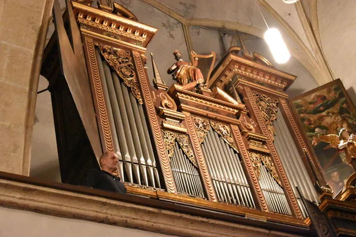 Klein wirkt selbst der großgewachsene Musiker vor der kolossalen Orgel