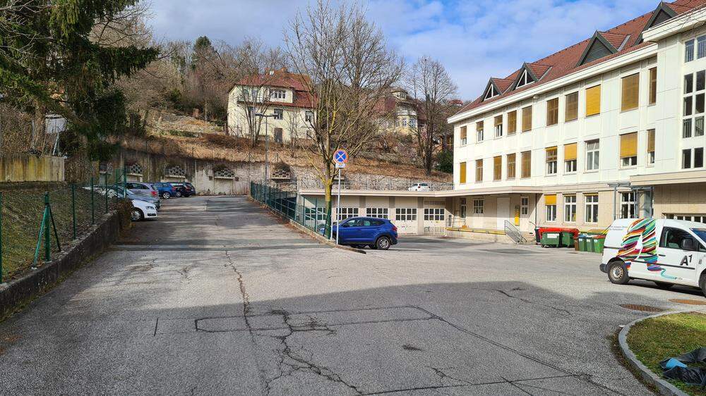 Zufahrt zum Hof der Postfiliale in Hartberg der möglicherweise zu einem Parkplatz für Pendler werden soll