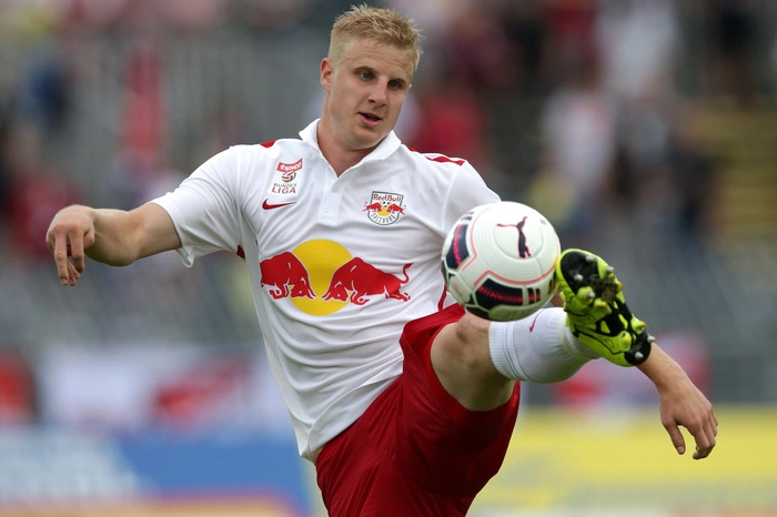 In Salzburg durchlief Martin Hinteregger die U15, U17 und U19 ehe er über die RB Juniors in die Kampfmannschaft aufgenommen wurde. Mit den Bullen wurde er zwischen 2011 und 2017 insgesamt fünfmal Meister.