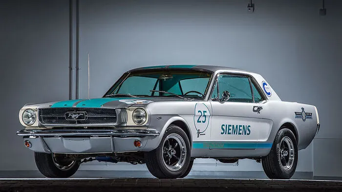 Unter diesem 1965er Ford Mustang schlummert autonome Technik