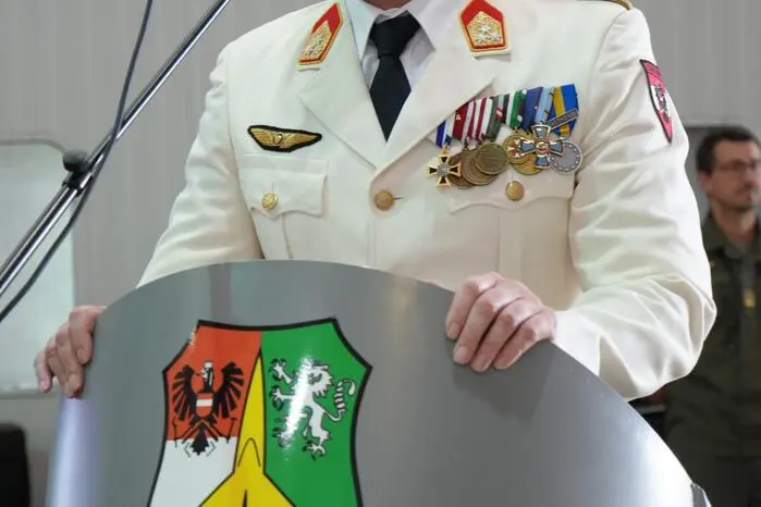 Oberst Ewald Papst, Kommandant des Fliegerabwehrbataillons 2, ist auch Obmann des Unterstützungsvereines der Garnison Zeltweg, der alljährlich Menschen in Not hilft. Er bedankte sich bei den Ballbesuchern für großzügige Spenden, die wie schon im Vorjahr für einen karitativen Zweck verwendet werden. 