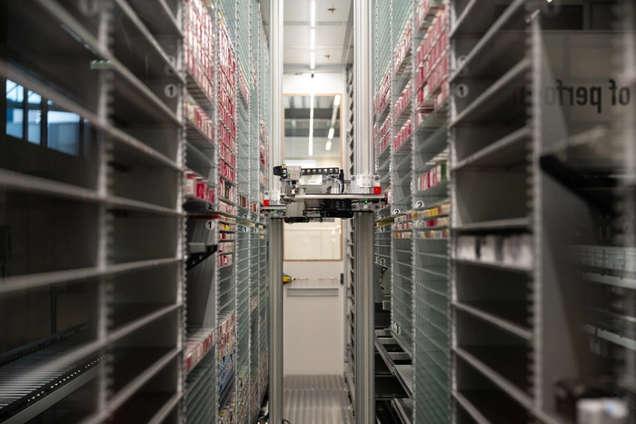 Der KNAPP-Store ist ein automatisiertes Lager- und Kommissioniersystem für Einzelstücke und besonders für den Einsatz in der Pharmalogistik geeignet