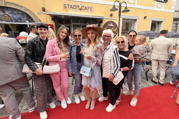 Von Modetrends über ausgefallene Brillenmodelle, Kindermode und Schuhe stellten die Geschäfte entlang der „Fuzo“ und auf dem Hauptplatz ihre Neuheiten vor.