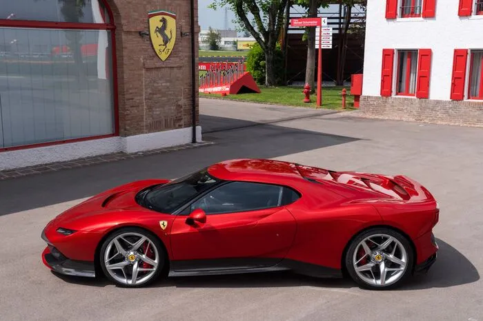 Der vollständig neu gestaltete Innenraum gibt diesem ganz und gar besonderen Ferrari den letzten Schliff.