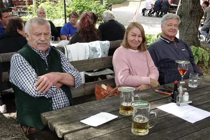 Bei bestem Sommerwetter ließen sich die Besucherinnen und Besucher im herrlichen Biergarten Schweinsbraten, Wiener Schnitzel und Cordon bleu schmecken.