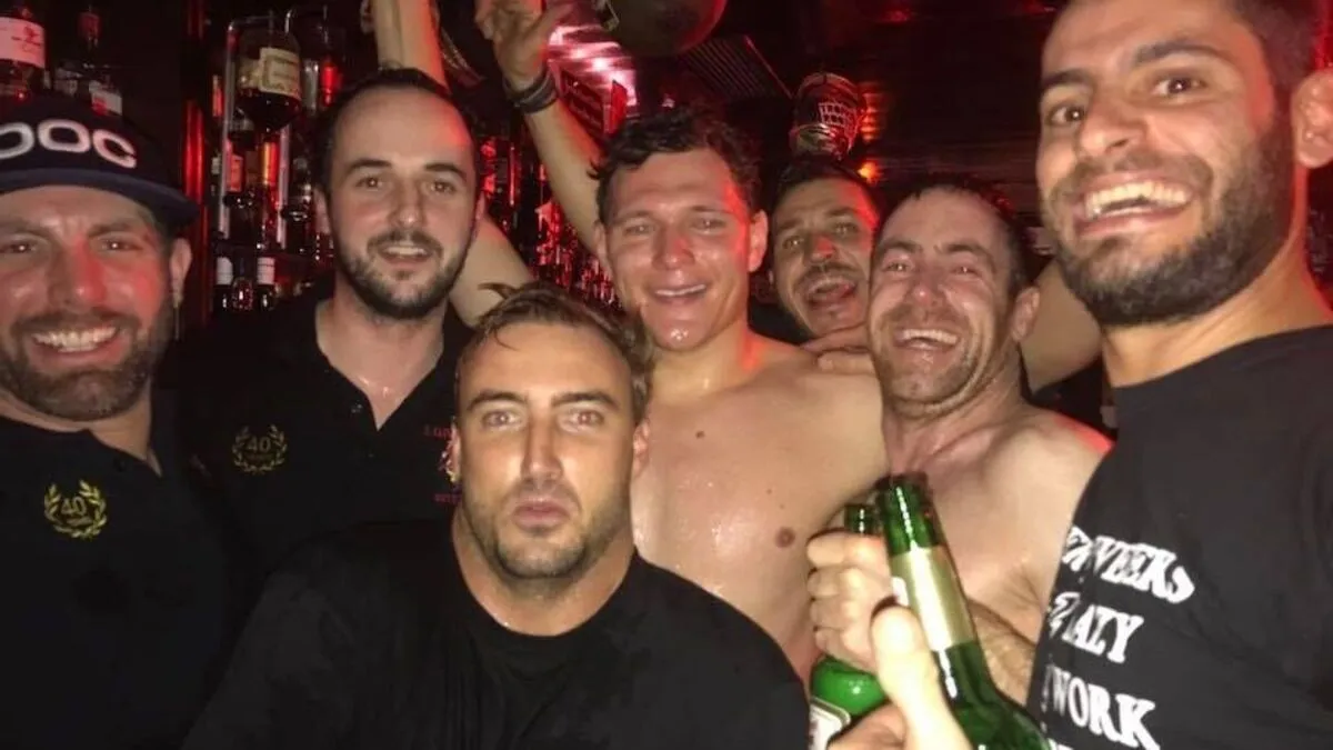Thomas Dreßen feierte ausgelassen im Pub "The Londoner". Offenbar war es auch recht warm dort ...