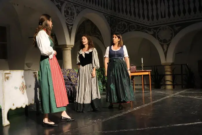 Viel Beifall gab es auch für die Gesangseinlage der St. Veiter Stadträtin Sylvia Greiler (rechts), die mit einem Solo für Begeisterung sorgte. Übrigens: Ein Video gibt es auf Facebook Kleine Zeitung St. Veit/Feldkirchen zu sehen! Klicken Sie sich durch die Fotogalerie!
