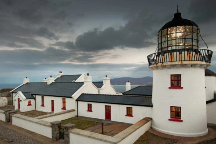 Clare Island Lighthouse: Der Leuchtturm im County Mayo ist der einzige Leuchtturm in Irland, der B&amp;B-Unterkünfte mit Sechsgänge-Menü bietet. Seine ehemaligen Wirtschaftsgebäude strahlen heute als luxuriöses Gästehaus in wunderschöner Küstenlandschaft. Perfekt zum Wandern, Radfahren und für künstlerisches Schaffen. 