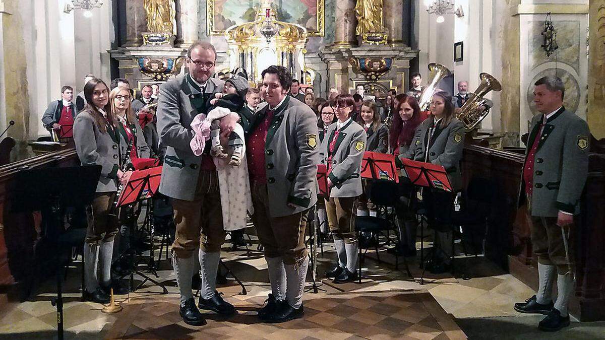 Katharina mit ihren Eltern Uschi und Max sowie ihren musikalischen Schutzengerln von der Marktmusikkapelle Mautern