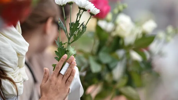 In der Hauptstadt Minsk protestierten die weiß gekleideten Demonstranten am Donnerstag in langen Menschenketten gegen den angeblichen Sieg Lukaschenkos bei der Präsidentenwahl sowie das gewaltsame Vorgehen der Polizei.