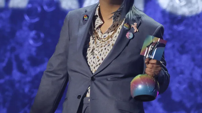 Zum Missfallen der ungarischen Regierung ist bei den diesjährigen MTV Europe Music Awards (EMA) ein Zeichen für Toleranz gegenüber nicht-heterosexuellen Menschen gesetzt worden. Bei der Gala in Ungarns Hauptstadt Budapest ging der "Generation Change" benannte Preis am späten Sonntagabend an die ungarische Aktivistin Viktoria Radvanyi, die seit langem an der Organisation des Marsches "Budapest Pride" beteiligt ist, wie das ungarische Nachrichtenportal "telex.hu" berichtete.