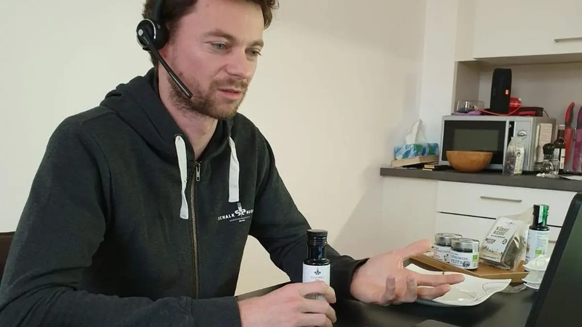 Harald Gumhold von der Schalk-Mühle führte von zu Hause aus durch die Verkostung