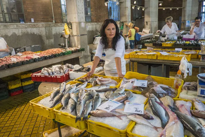 Dürfte man nur einen Grund angeben, warum man Rijeka einen Besuch abstatten sollte, dann wäre es vielleicht der Fisch- und Gemüsemarkt. Die drei Jugendstilmarkthallen mit den dazwischen unter freiem Himmel aufgebauten Obst- und Gemüseständen sind täglich außer sonntags geöffnet und ein kulinarisches Kulturerbe der Sonderklasse!