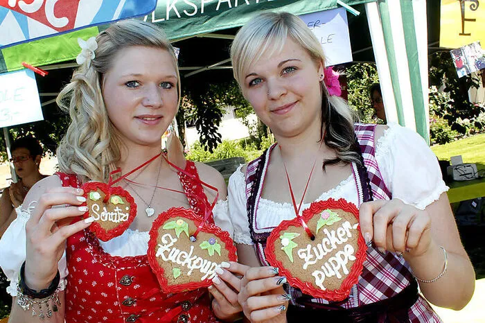 Im Wonnemonat Mai fliegen auch in Altenmarkt wieder die Herzen. Am Samstag, dem 25. Mai, geht auf dem Dorfplatz das bereits zur Tradition gewordene Herzerlfest über die Bühne.