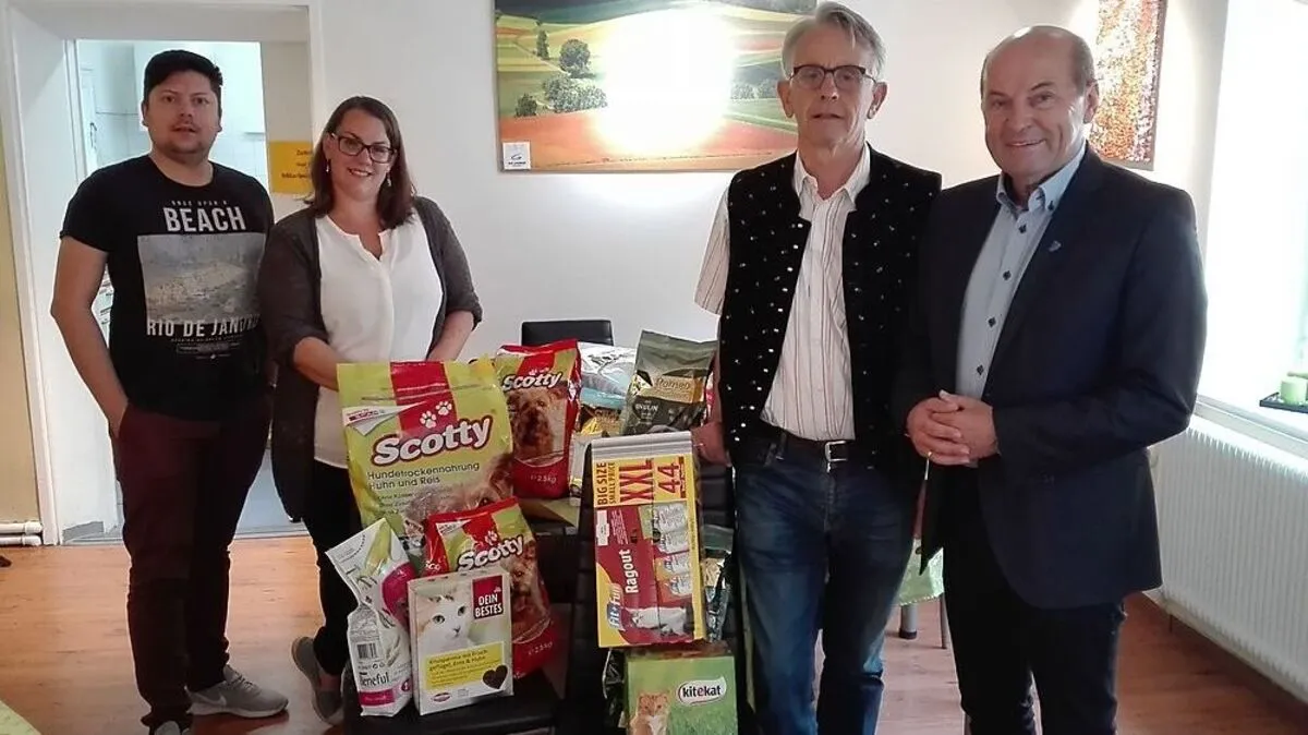 Freudige Gesichter bei der Übergabe: Joachim Dokter, Carina Kapper, Fritz Aigner und Erich Hafner