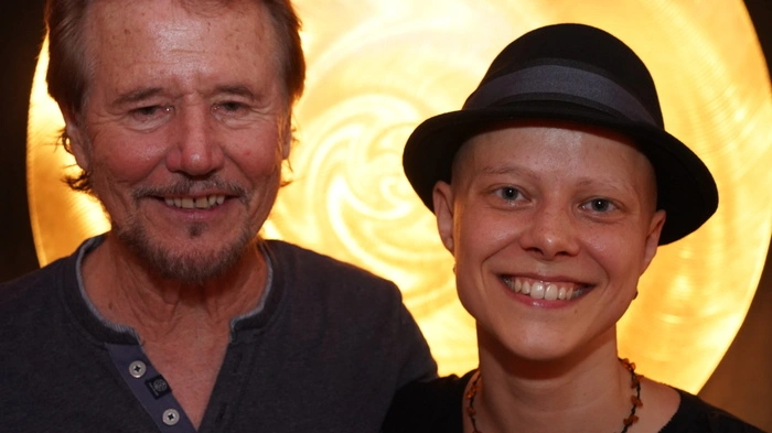 Manfred Tischitz (Organisator) mit Obertonsängerin Anna-Maria Hefele