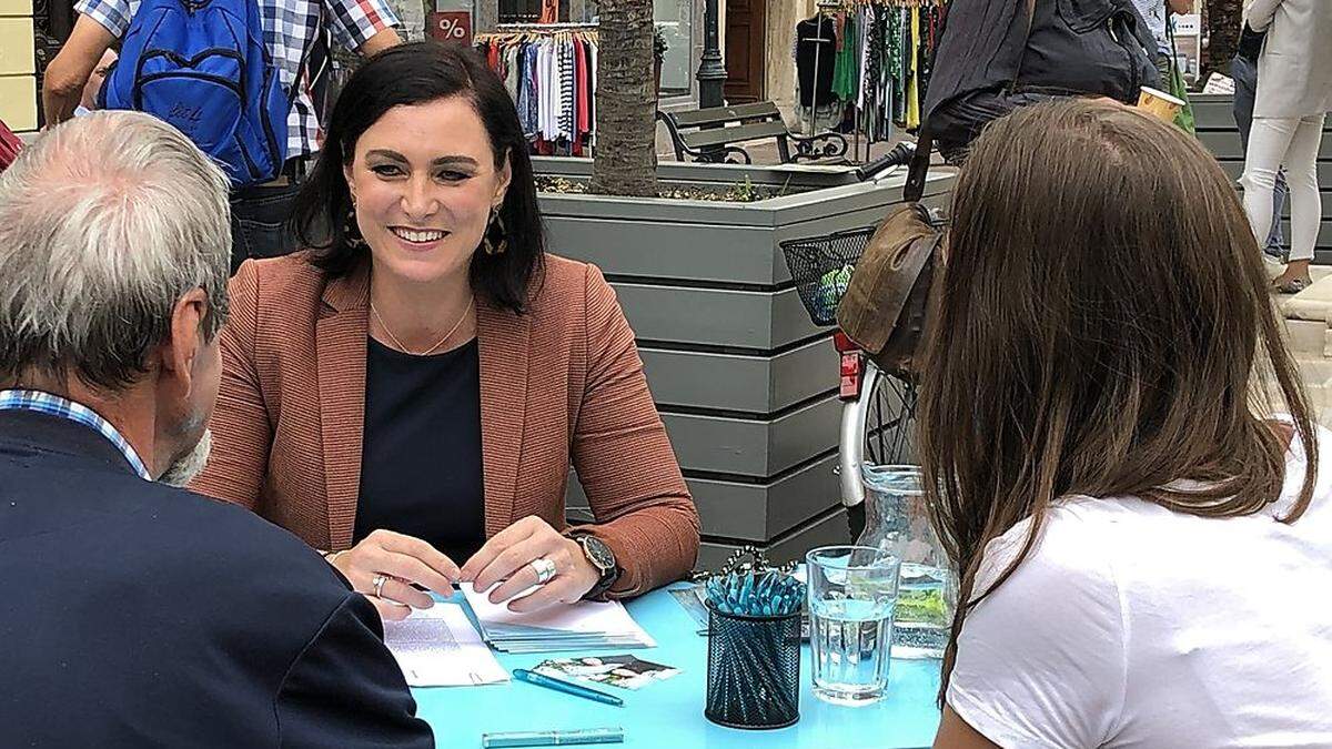 Elisabeth Köstinger mit ihrem (Wahlkampf)&quot;Schreibtisch&quot; auf dem Alten Platz in Klagenfurt