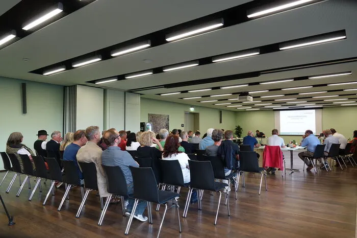 Im Gegensatz zu anderen Sitzungen waren die Zuschauerreihen gut gefüllt. Rund 25 Personen kamen, darunter viele Anrainerinnen und Anrainer