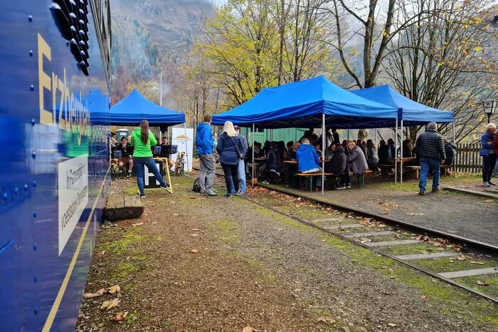170 Besucherinnen und Besucher starteten vom Bahnhof Vordernberg-Markt mit vier Schienenbussen in Richtung Bahnhof Erzberg. 