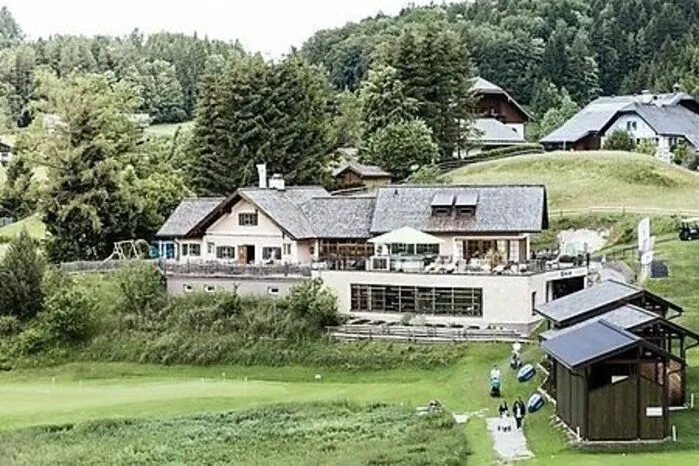 Auf der Alm, unter dem schroffen Gipfel des Schober, steht der hoteleigene „Golfclub Waldhof“.