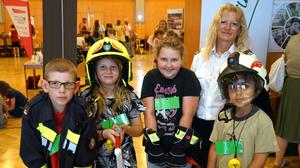 Die Kinder durften die Uniform der Freiwilligen Feuerwehr anprobieren