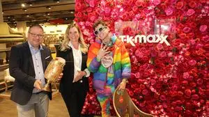 Bunte Eröffnung: Store- Managerin Marion Schretter, flankiert von City Arkaden-Manager Ernst Hofbauer und Influencer Ian Jules.