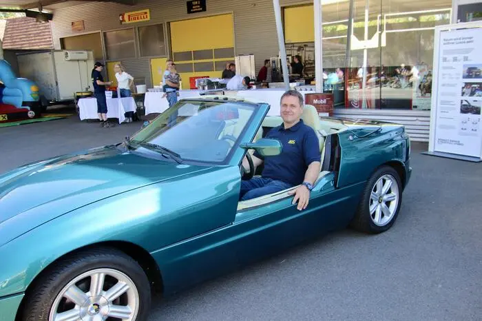 Der Geschäftsführer von Auto Eberhaut, Alois Eberhaut, strahlte aus seinem eigenen Oldtimer.