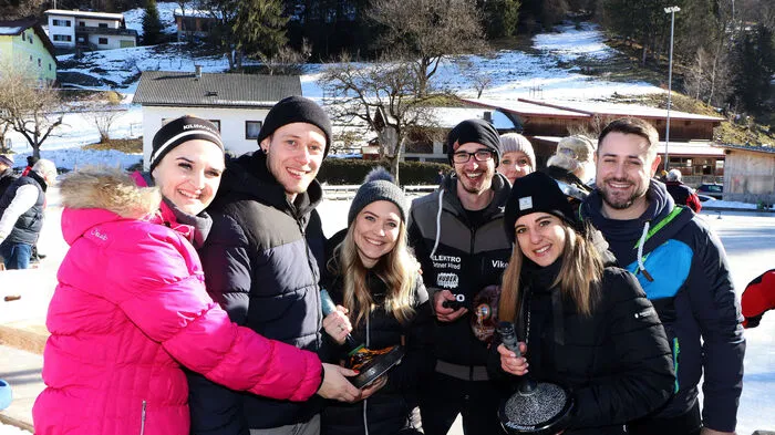 Die Dorfgemeinschaft St. Ruprecht unter ihrem Obmann Stephan Haberl (2. von links) und seien Team organisierten das 2. Dorfeisschießen mit 8 Moarschaften auf der Natureeisbahn in der Rogg bei Feldkirchen.