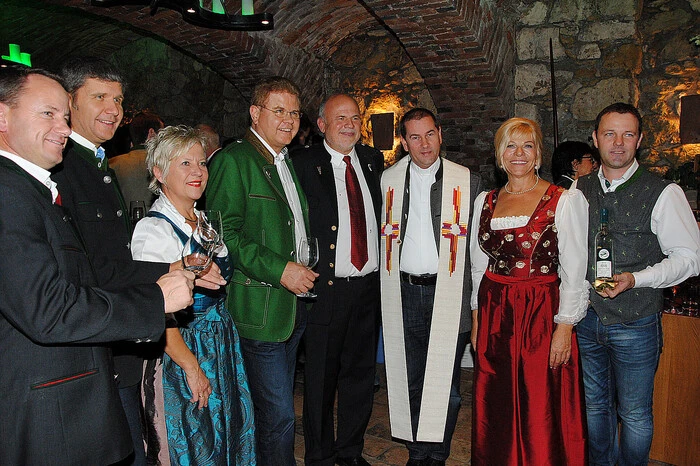 Unter den Gästen sah man seitens der Wirtschaftskammer Josef Majcan, der sich mit einem Präsent beim Ehepaar Hans und Renate Ruckenstuhl einstellte, seitens der Bauernkammer Martin Palz, sowie Ferdinand Roth mit zahlreichen weiteren Wirtschaftstreibenden.