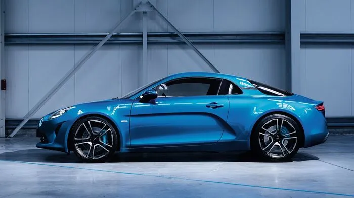 Vor der Premiere auf dem Genfer Autosalon zeigt Alpine die ersten Bilder der A110. Mit diesem Namen tritt die Newcomerin ein großes Erbe an.
