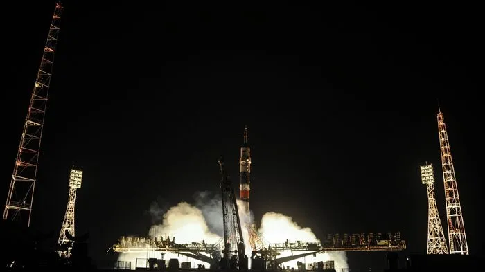 Eine Sojus-Rakete mit zwei US-Astronauten und einem russischen Kosmonauten an Bord ist am Mittwoch zur Internationalen Raumstation (ISS) gestartet.
