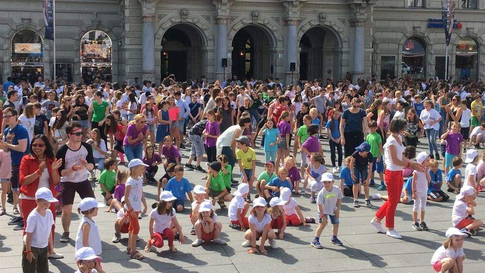 Der einstudierte Tanz-Flashmob war ein voller Erfolg und der ganze Grazer Hauptplatz wurde als Bühne genutzt
