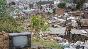 Kenya, Nairobi, Kibera KENYA, Nairobi, Kibera slum, selling of electronic scrap *** KENIA, Nairobi, Slum Kibera, Verkauf von Elektroschrott Nairobi Kenya