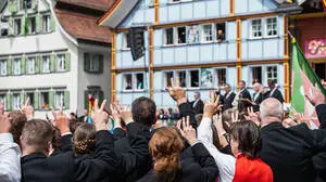 Warum machen wir es nicht wie die Schweizer? In der Appenzeller Landsgemeinde wird noch per Handzeichen über die allgemeinen Angelegenheiten abgestimmt