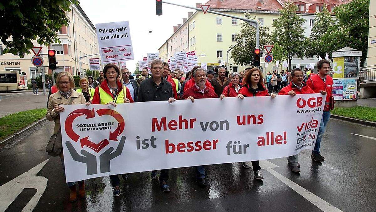 Fast 300 Demonstranten zogen Freitag zu Gemeindebund und Regierung. Es wurde nicht belohnt 