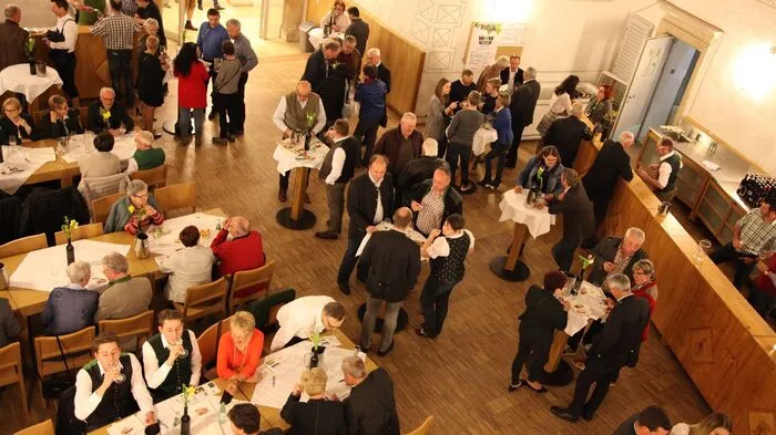 Guter Wein kennt keine Altersunterschiede, wie man bei der zweitägigen 29. Weinkost der Oststeirischen Römerweinstraße im Schloss Kirchberg sehen konnte. Eröffnet wurde die Verkostung von Franz Martin Seidl, Obmann des Weinbauvereins Hartberg.