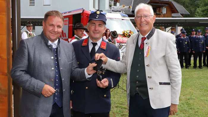 Schlüsselübergabe von Bürgermeister Werner Egger an den Kdt. Emmerich Stich.