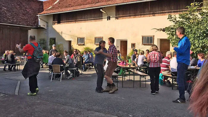 Strahlender Sonnenschein, Musik und Tanz beim Bauernhof Strommer