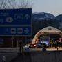 Deutsche Polizisten kontrollieren im bayerischen  Kiefersfelden  Reisende aus Tirol 